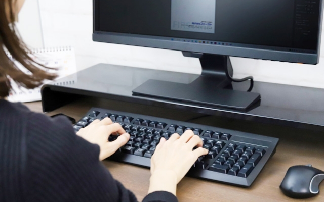 PC画面を見る人物のイメージ画像